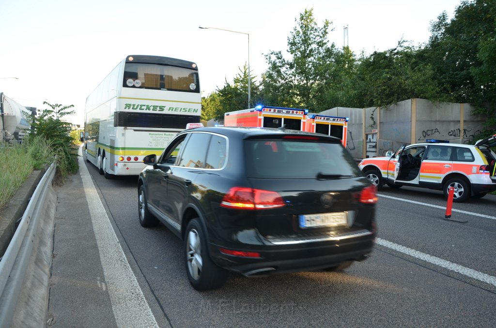 Einsatz BF Koeln Klimaanlage Reisebus defekt A 3 Rich Koeln hoehe Leverkusen P038.JPG